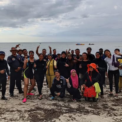 Group photo on the beach at dawn