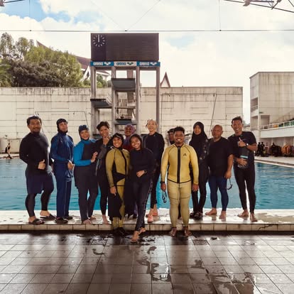 Team group photo at the poolside after training